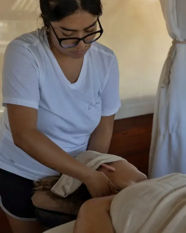 Terapeuta trabajando la espalda en un masaje descontracturante