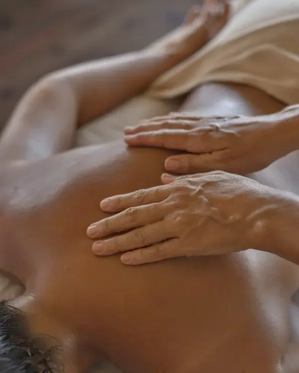 Manos de terapeuta en un masaje relajante